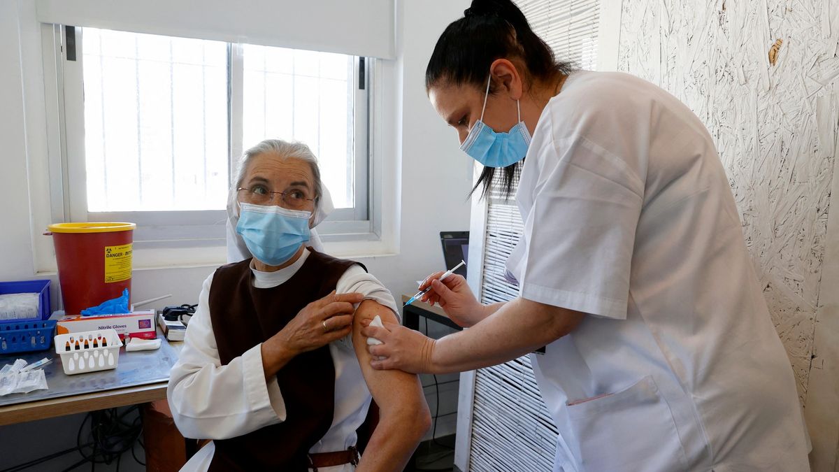 Nejen očkování. Izraelský „zázračný lék“ je další nadějí pro boj s pandemií